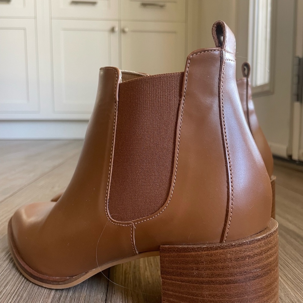 Women's Everlane Tan Leather Chelsea Bootie - Classic Ankle Boots - Picture 3 of 6